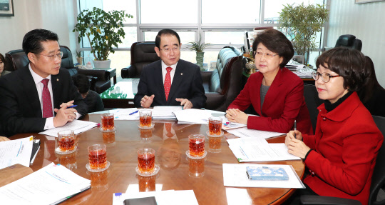 이태규 바른미래당 간사(왼쪽부터), 박명재 자유한국당 위원장, 김승희 자유한국당 간사, 권미혁 더불어민주당 간사가 7일 오전 국회 의원회관에서 여야 3당 윤리특별위원회 회의를 하고 있다.  연합뉴스